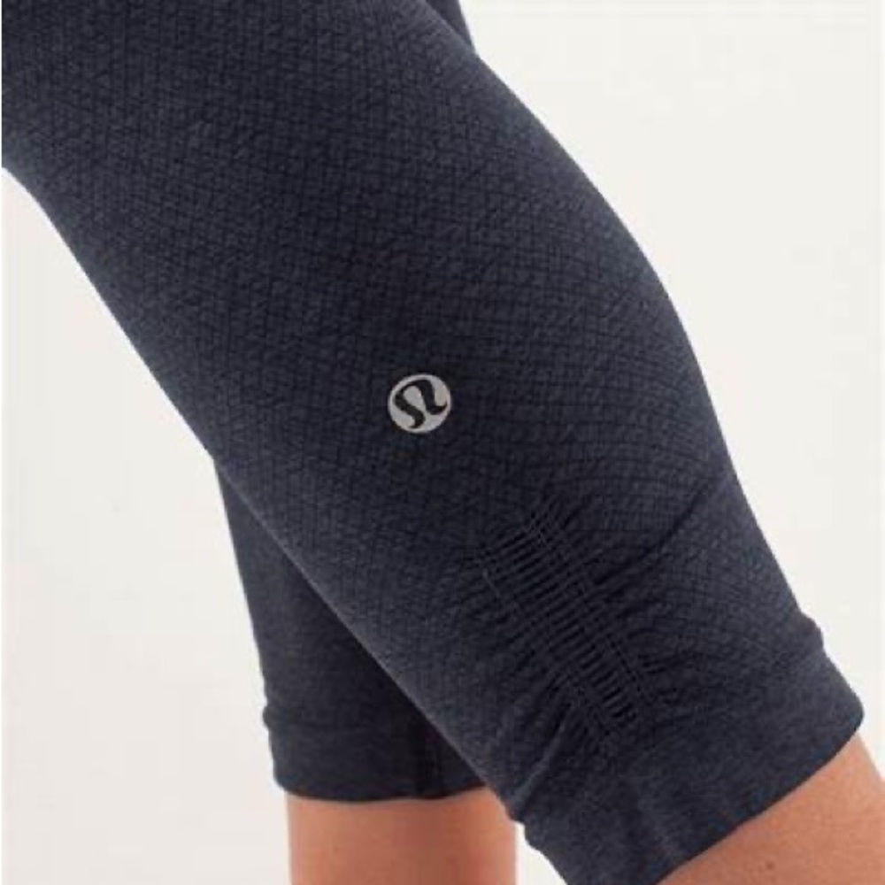 LULULEMON ATHLETICA | Ebb & Flow Crop Pants | Navy